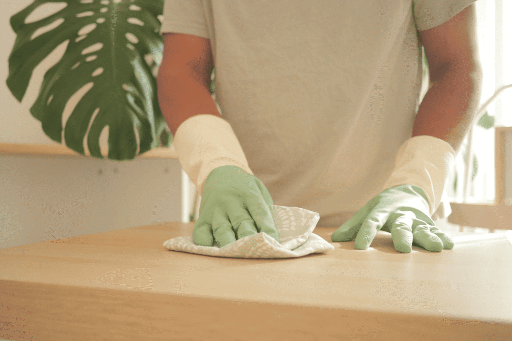 Empleada del hogar limpiando con una buena prevención de riesgos laborales