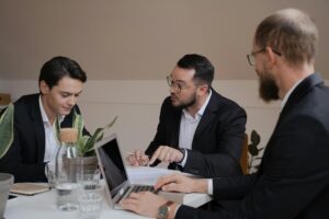 Análisis legal para empresas sobre cuándo un cambio de centro de trabajo se considera una modificación sustancial de las condiciones laborales.